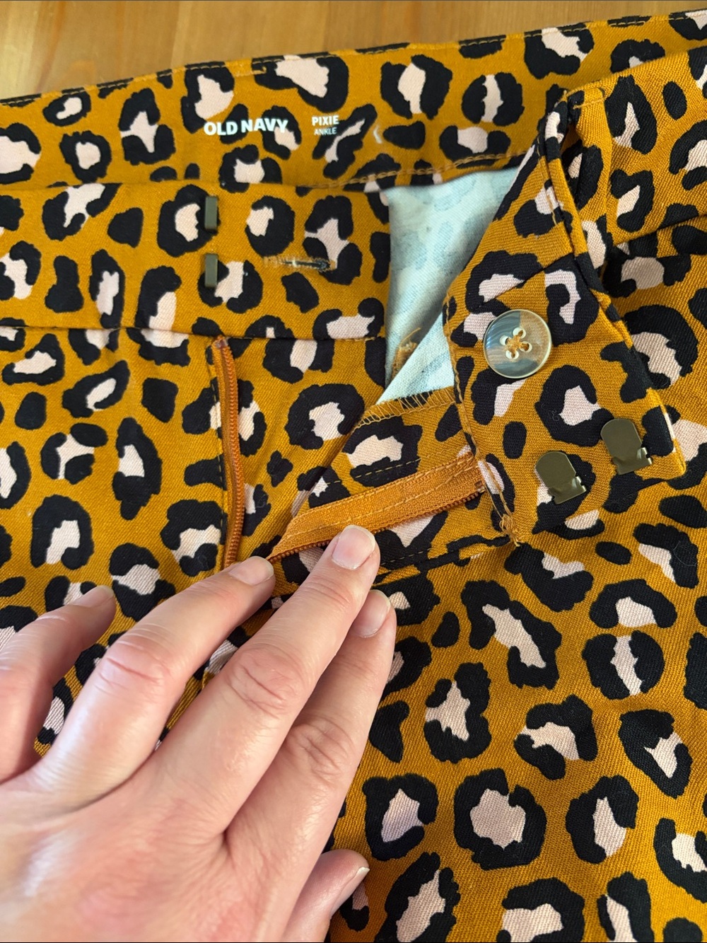 Old Navy Pixie Ankle Pant in Leopard - Picture 4 of 4